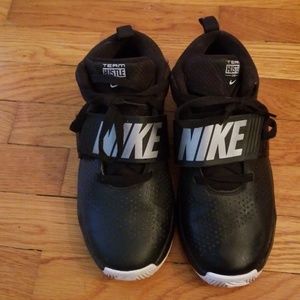 nike team hustle d8 youth basketball shoe